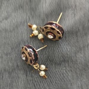 Elegant Gold and Pearl Stud Earrings